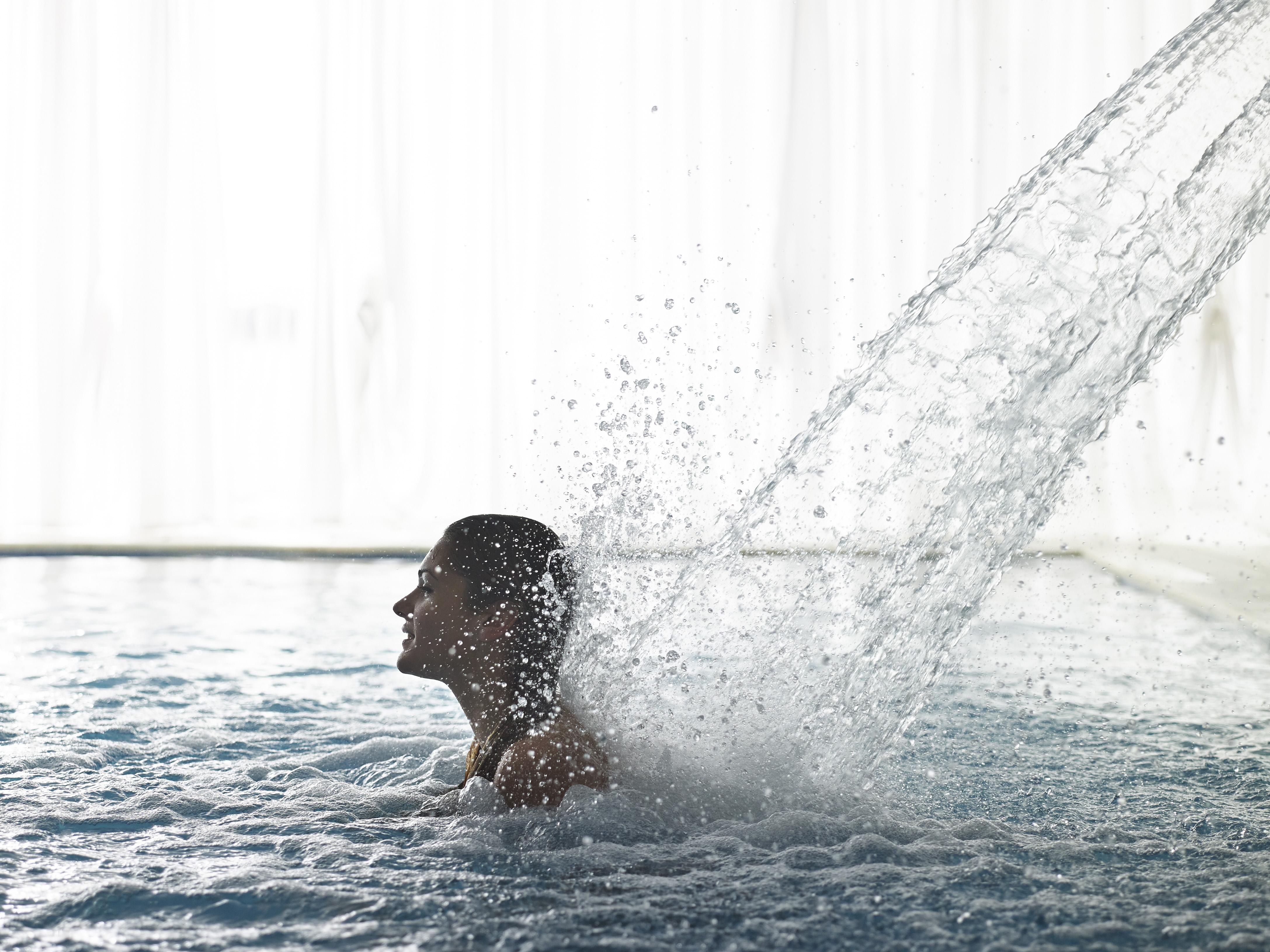 Grand Serai Congress And Spa Ioannina Exterior foto A woman showering in a swimming pool