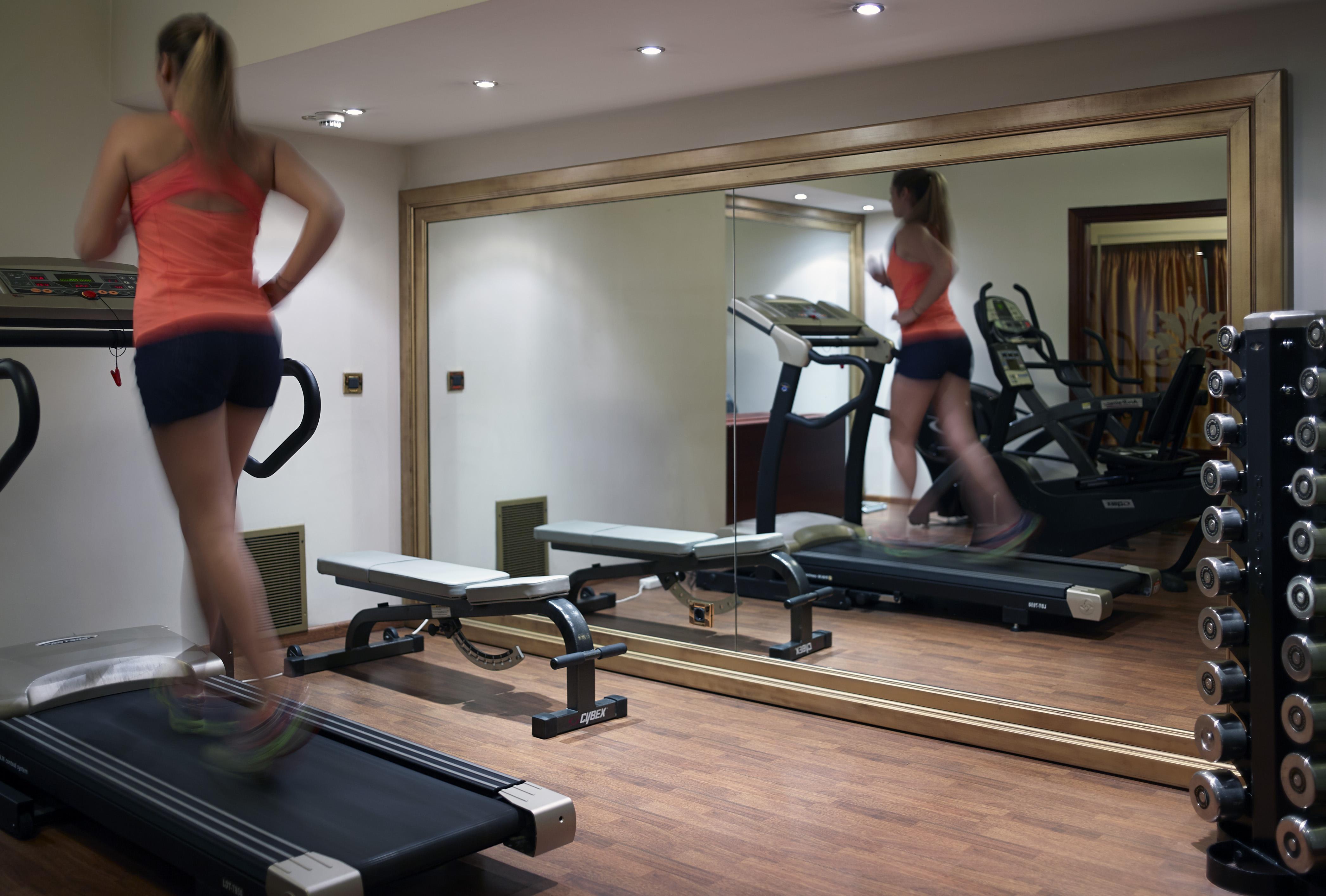 Grand Serai Congress And Spa Ioannina Exterior foto A woman exercising on a treadmill
